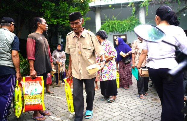 Foto: Para Lansia dan Kaum Dhuafa Yang Menerima Bantuan