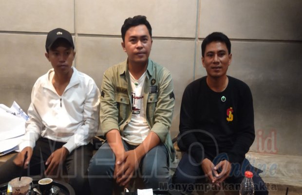 Foto : Ketua FAM dan koordinator aksi saat jumpa pers di salah satu cafe di kota Sampang