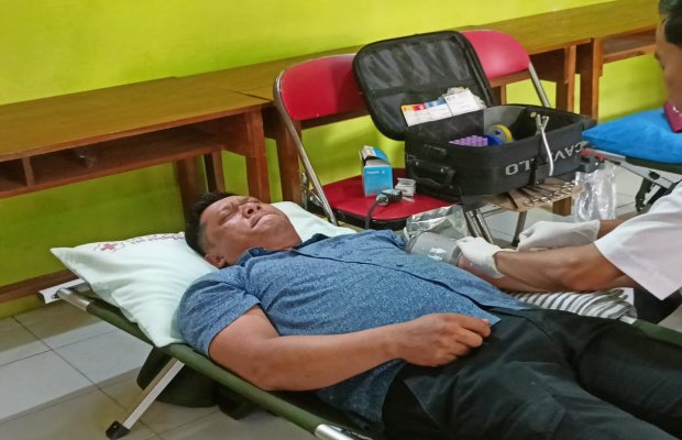 Foto: Anggota Polres Probolinggo Saat Menyumbangkan Darah