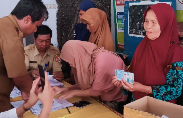 Foto: Kades Budi pantau penyaluran BLTS (kesra).