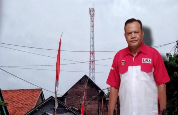Foto: Wabup LSM Lira Lumajang, Dendik Zeldianto dengan background tower di milik PT. TBG