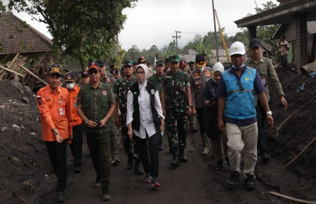 Foto: Kepala BNPB didampingi Forkopimda Lumajang tinjau lokasi terdampak bencana Erupsi Semeru