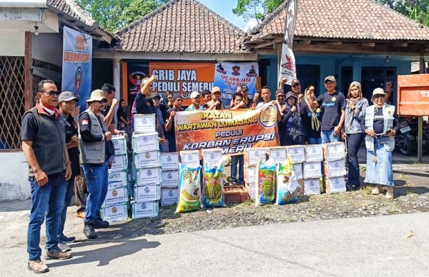 Foto : Penyerahan logistik di dapur umum milik Grib Jaya