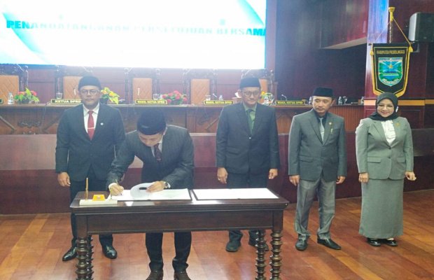 Foto: Didik Humaidi  Wakil Ketua DPRD Probolinggo  Saat Memimpin Rapat Paripurna 