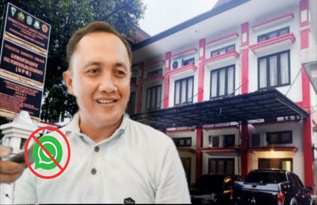 Foto: Kades Barat Kecamatan Padang-Lumajang, dengan background kantor Inspektorat Lumajang.