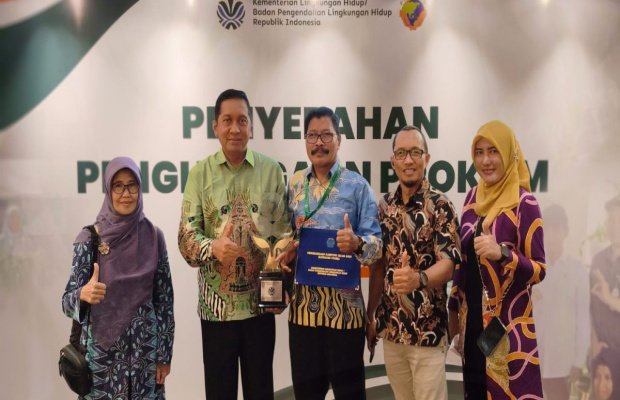 Foto: Sidik Seklur Semampir Selaku Ketua Tim Saat Menerima Penghargaan