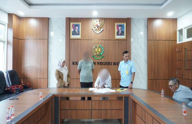 Foto: Kejari Batu saat memfasilitasi proses perdamaian dan penandatanganan surat kesepakatan Suami Istri warga Sisir