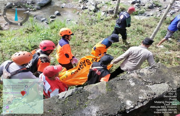 Foto: Petugas saat melakukan evakuasi korban lakalantas 