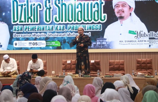 Foto: dr. Mohammad Haris Bupati Probolinggo Didampingi Ketua TP PKK Probolinggo Ning Marisa Juwitasari Moh. Haris Saat Menghadiri Acara