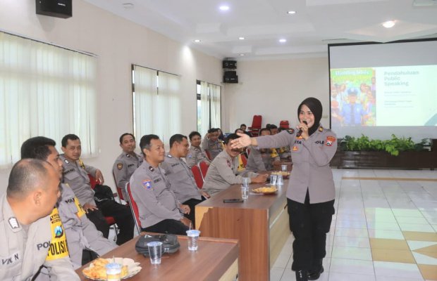 Foto: Kompol Dugel Kabagops Polres Probolinggo Buka  Latihan Peningkatan Kemampuan Didampingi Iptu Purwo Sudar Utomo Kasat Binmas 