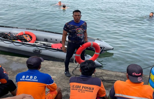 Foto: Personil Satpolairut Polres Probolinggo dan BPBD Kota Probolinggo Saat Latihan Water Rescue