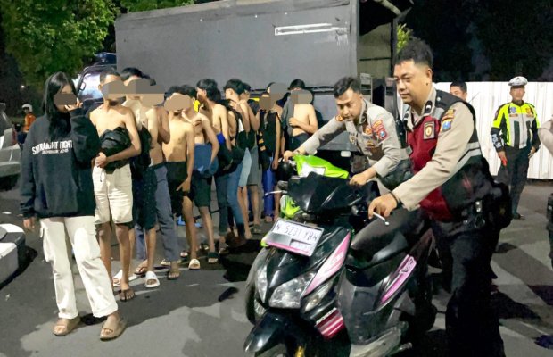 Foto: Polisi mengamankan belasan anak terlibat tawuran dan motor balap liar