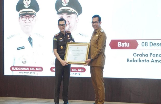 Foto: Kajari Batu saat penerima penghargaan dari Wali Kota Batu