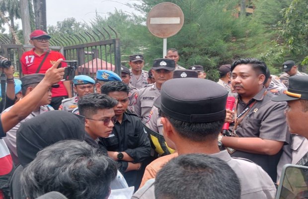 Foto: Ikatan Mahasiswa Kangean Sumenep (IMKS), saat melakukan aksi demonstrasi di depan Pengadilan Negeri Sumenep. 