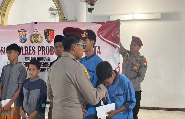 Foto: Polres Probolinggo Kota Saat Menyalurkan Bantuan Ke  Panti Asuhan