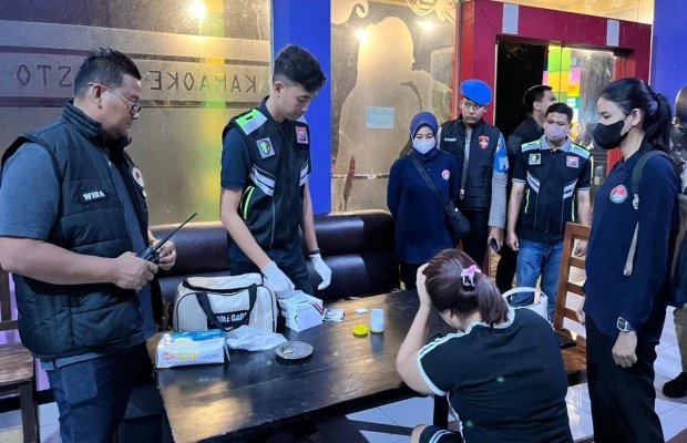 Foto : Petugas melakukan kegiatan operasi di tempat - tempat hiburan malam