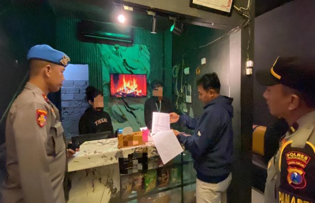 Foto: Anggota Polres Probolinggo Saat Operasi ke Tempat Hiburan