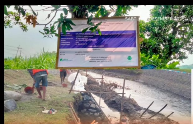 Foto: Pengerjaan Proyek Saat Air Tergenang di desa Ngepoh, Kecamatan Dringu, Kabupaten Probolinggo