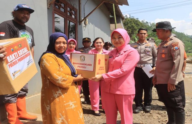 Foto: AKBP M Wahyudin Latif Kapolres Probolinggo Didampingi R Oemar Syarif Pelaksana BPBD Kabupaten Probolinggo Salurkan Bantuan