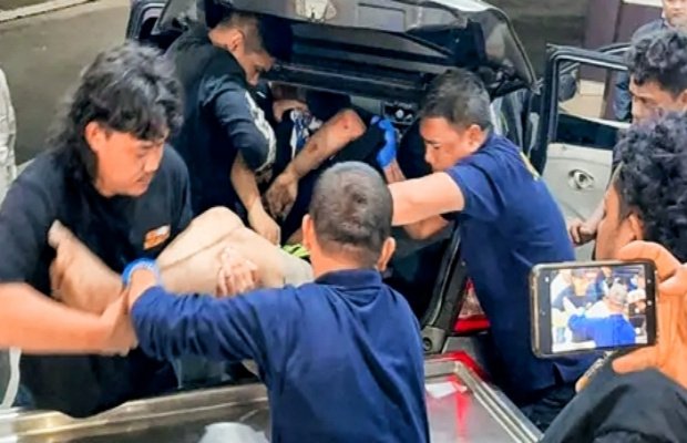 Foto : 'AS' di evakuasi ke mobil petugas