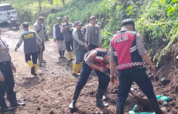 Foto: Personil Polres Probolinggo Saat Membersihkan Material di Tiris