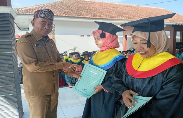 Foto: Ugas Irwanto Sekda Kabupaten Probolinggo Pimpin Apel dan Wisuda SOTH