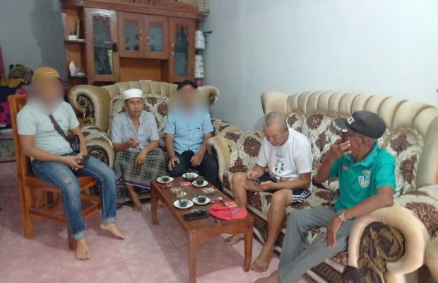 Foto: Saat awak media konfirmasi bertempat dirumah (NWR), oknum Kasun dan saudaranya.