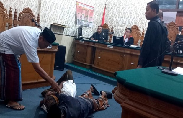 Foto: Rekonstruksi Sidang Terdakwa Kasus ODGJ Sapudi di PN Sumenep 