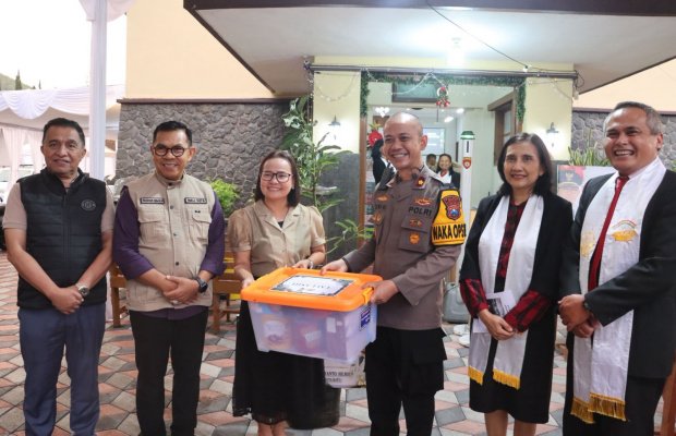 Foto: Waka Polres Batu, Kompol Danang dan Wali Kota Batu saat meninjau Gereja