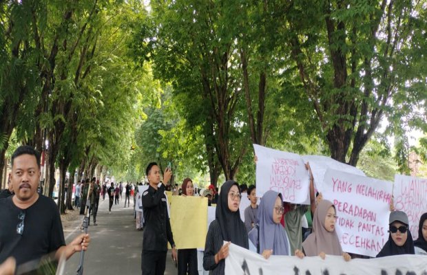 Foto: Massa dari keluarga korban, mahasiswa, dan elemen masyarakat menggelar aksi damai di depan Mapolres Sumenep