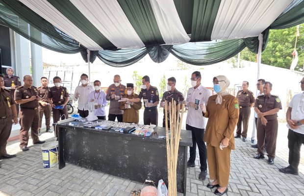 Foto: Pemusnahan Barang Bukti 53 Perkara Inkracht di Kejari Sumenep, Senin (29/12/2025)