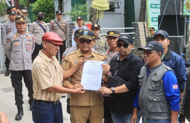Foto: AKBP M. Wahyudin Latif Kapolres Probolinggo Pengaman Aksi Damai