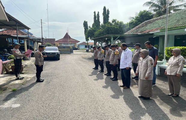 Foto: AKBP M. Wahyudin Latif Kapolres Probolinggo Saat Pimpin Apel di Polsek Leces