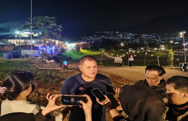 Foto: Pengawas PT. Paramount saat diwawancarai awak media