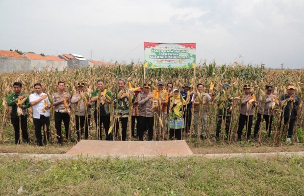 Foto: Pemkot Probolinggo dan Polres  Probolinggo Kota Panan Raya Jagung Serentak di Kelurahan Ketapang
