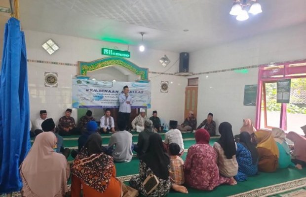 Foto: Petugas BAZNAS Kabupaten Probolinggo Saat Memberikan Tata Cara Wudhu di Masjid Darussalam