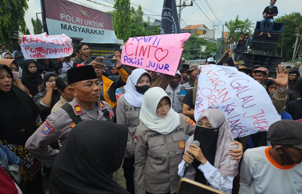 Foto : Saudari Anta Rohma Istri  Gus E Saat Menyampaikan Aspirasi dan Tuntutan Ke Polres Probolinggo