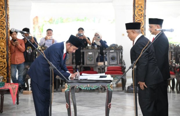 Foto: Bupati Sumenep Dr. H. Achmad Fauzi Wongsojudo SH MH Saat Menandatangani Mutasi Pejabat Eselon II di Pendopo Agung Keraton Sumenep