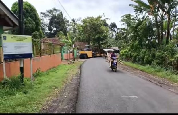 Foto: Akses jalan Kabupaten di Kecamatan Klakah.