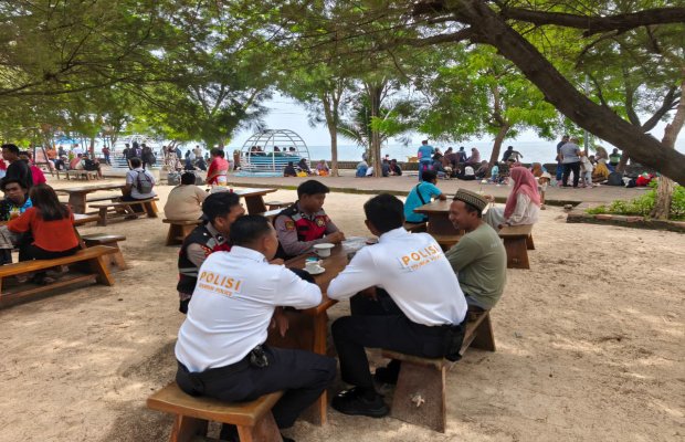 Foto: Anggota Polres Probolinggo Saat Memberikan Pengamanan di Pantai Bohay Paiton.Probolinggo