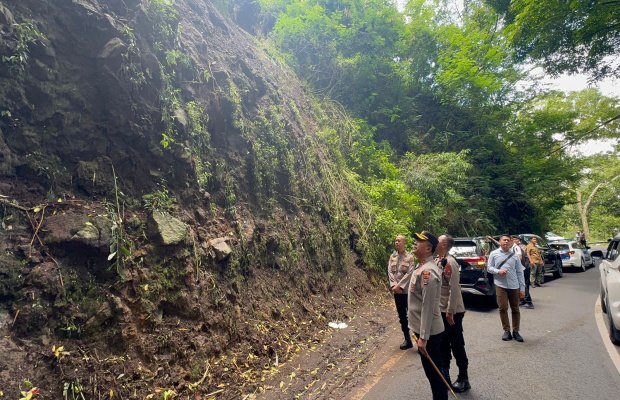 Foto: Pengecekan Area Terdampak Longsor di Kawasan Payung 2 oleh Kapolres Batu, PJU dan Kapolsek Pujon
