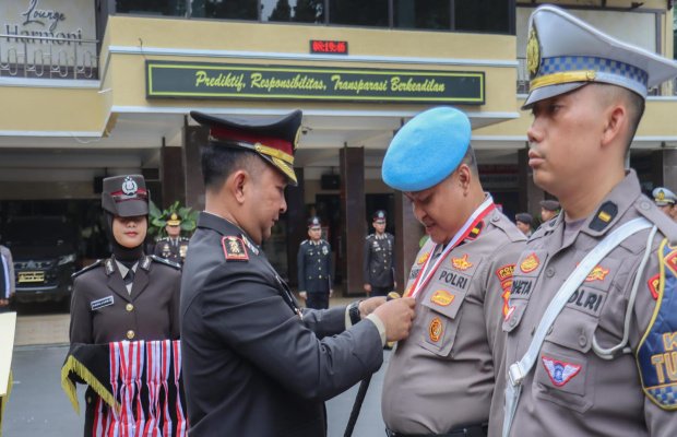 Foto: Kapolres Lumajang menyematkan tanda penghargaan