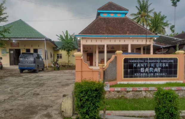 Foto: Kantor Desa Barat Kecamatan Padang - Lumajang nampak dari depan