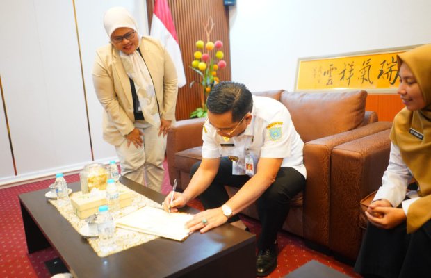 Foto: dr. Aminuddin Wali Kota Probolinggo Menerima Puji Retno Hardiningtyas Kepala Balai Besar/Balai Bahasa Provinsi Jawa Timur