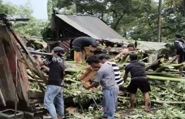 Foto: Warga Pagerungan Kecil bergotong royong membersihkan ranting pohon 