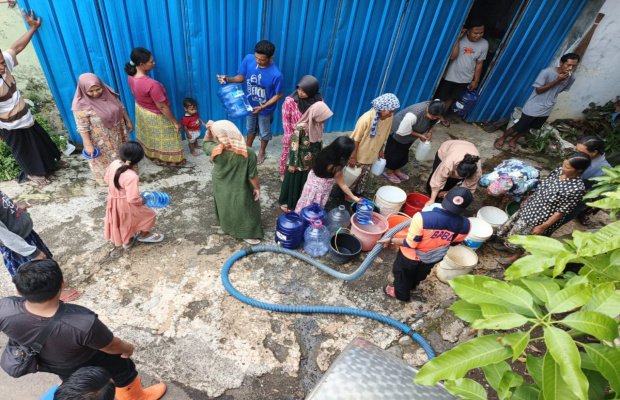 Foto: Petugas BPBD Kabupaten Probolinggo Mendistribusikan Air Bersih Ke Daerah Dampak Banjir