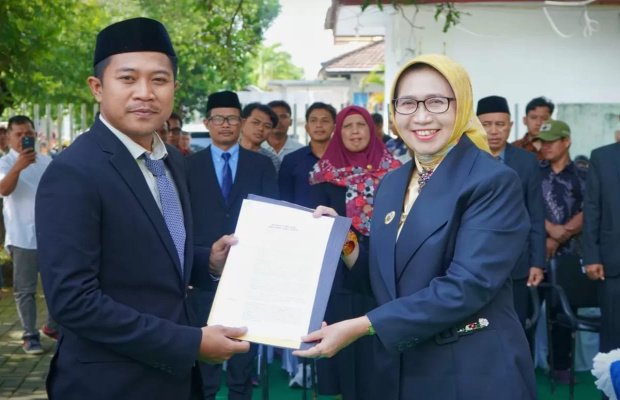 Foto: M. Haqiqi terima SK dari Bupati Lumajang