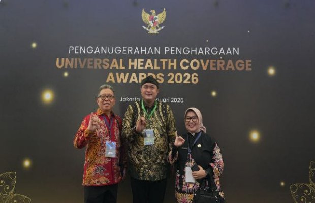Foto: Bupati Bogor Rudy Susmanto tengah ,bersama kadis kesehatan kabupaten Bogor