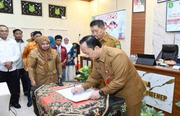 Foto: Kepala Bappeda Sumenep, Dr. Ir. Arif Firmanto, S.TP., M.Si., IPU., ASEAN Eng., saat Menandatangani Hasil Kesepakatan Forum Konsultasi Penyusunan RKPD 2027 bersama Pj. Sekda Drs. Raden Achmad Syahwan Effendy.