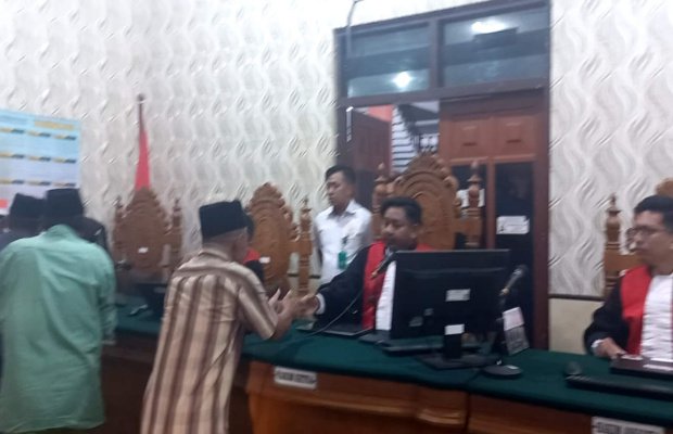 Foto: Para Terdakwa ODGJ Sepudi Menyalami Majelis Hakim usai sidang putusan 